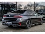BMW 7-Serie M760e xDrive - Frozen Deep Grey - Lounge & Entertainment - Bowers & Wilkins - Aut. Doors - Connoisseur - Iconic Glow