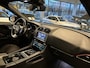 Jaguar F-Pace 2.0 R-Sport AWD 25T | Panoramadak | Stoel+Stuurverwarming | Afneembare trekhaak | Memory seats | Achteruitrijcamera | Cruise control | Climate control | Lederen/Alcantara bekleding | Navigatie | Lane assist