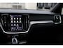 Volvo V60 2.0 T6 Plug-in hybrid AWD Plus Dark Rondomzicht Camera| Semi Electrische trekhaak| Electronic Climate Control | Adaptieve Cruise Control | Parkeersensoren | Rijstrooksensor Met Correctie | Navigatiesysteem | Verwarmbare Voorstoelen | Verwarmbaar Stuurwiel | Keyless Entry |