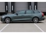 Volvo V60 2.0 T6 Plug-in hybrid AWD Plus Dark Rondomzicht Camera| Semi Electrische trekhaak| Electronic Climate Control | Adaptieve Cruise Control | Parkeersensoren | Rijstrooksensor Met Correctie | Navigatiesysteem | Verwarmbare Voorstoelen | Verwarmbaar Stuurwiel | Keyless Entry |