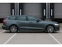 Volvo V60 2.0 T6 Plug-in hybrid AWD Plus Dark Rondomzicht Camera| Semi Electrische trekhaak| Electronic Climate Control | Adaptieve Cruise Control | Parkeersensoren | Rijstrooksensor Met Correctie | Navigatiesysteem | Verwarmbare Voorstoelen | Verwarmbaar Stuurwiel | Keyless Entry |