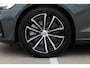 Volvo V60 2.0 T6 Plug-in hybrid AWD Plus Dark Rondomzicht Camera| Semi Electrische trekhaak| Electronic Climate Control | Adaptieve Cruise Control | Parkeersensoren | Rijstrooksensor Met Correctie | Navigatiesysteem | Verwarmbare Voorstoelen | Verwarmbaar Stuurwiel | Keyless Entry |