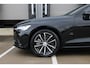 Volvo V60 2.0 T6 Plug-in hybrid AWD Plus Dark Rondomzicht Camera| Semi Electrische trekhaak| Electronic Climate Control | Adaptieve Cruise Control | Parkeersensoren | Rijstrooksensor Met Correctie | Navigatiesysteem | Verwarmbare Voorstoelen | Verwarmbaar Stuurwiel | Keyless Entry |
