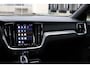 Volvo V60 2.0 T6 Plug-in hybrid AWD Plus Dark Rondomzicht Camera| Semi Electrische trekhaak| Electronic Climate Control | Adaptieve Cruise Control | Parkeersensoren | Rijstrooksensor Met Correctie | Navigatiesysteem | Verwarmbare Voorstoelen | Verwarmbaar Stuurwiel | Keyless Entry |