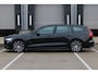 Volvo V60 2.0 T6 Plug-in hybrid AWD Plus Dark Rondomzicht Camera| Semi Electrische trekhaak| Electronic Climate Control | Adaptieve Cruise Control | Parkeersensoren | Rijstrooksensor Met Correctie | Navigatiesysteem | Verwarmbare Voorstoelen | Verwarmbaar Stuurwiel | Keyless Entry |