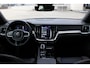 Volvo V60 2.0 T6 Plug-in hybrid AWD Plus Dark Rondomzicht Camera| Semi Electrische trekhaak| Electronic Climate Control | Adaptieve Cruise Control | Parkeersensoren | Rijstrooksensor Met Correctie | Navigatiesysteem | Verwarmbare Voorstoelen | Verwarmbaar Stuurwiel | Keyless Entry |