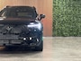 Volvo XC90 T8 AWD Recharge Ultra Black Edition Executive Full Option! | Bowers & Wilkins | Luchtvering | Stoelventilatie | Trekhaak | 360° Camera | Head-Up Display | Stoelmassage | 455pk | Adaptieve Cruise Control | Stoelverwarming voor+achter | Stuurwielverwarming | Schuifdak | 22 Inch | Matrix Full LED Meesturende koplampen | Pilot Assist | BLIS Dode Hoek Detectie | Alcantara hemelbekleding | Lederen handgrepen en zonnekleppen | Elektrische voorstoelen geheugen | Nappa Lederen bekleding | Zitting verlenging voorstoelen | Lederen Dashboard | Gelamineerde/geluidwerende zijruiten | Keyless Drive | Parkeersensoren voor+achter | Privacy Glass | Elektrisch bedienbare achterklep | Geïntegreerde zongordijnen achterportieren | Geïntegreerd kinderzitje achterin | Verlichte instaplijsten | 7-Persoons | 4-Zone Climate Control | DAB Radio | Apple Carplay/Android Auto | Alarm Klasse III | Draadloos telefoon opladen | Volvo On Call met mobiele App functie | Onyx Black Metallic |