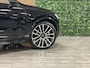 Volvo XC90 T8 AWD Recharge Ultra Black Edition Executive Full Option! | Bowers & Wilkins | Luchtvering | Stoelventilatie | Trekhaak | 360° Camera | Head-Up Display | Stoelmassage | 455pk | Adaptieve Cruise Control | Stoelverwarming voor+achter | Stuurwielverwarming | Schuifdak | 22 Inch | Matrix Full LED Meesturende koplampen | Pilot Assist | BLIS Dode Hoek Detectie | Alcantara hemelbekleding | Lederen handgrepen en zonnekleppen | Elektrische voorstoelen geheugen | Nappa Lederen bekleding | Zitting verlenging voorstoelen | Lederen Dashboard | Gelamineerde/geluidwerende zijruiten | Keyless Drive | Parkeersensoren voor+achter | Privacy Glass | Elektrisch bedienbare achterklep | Geïntegreerde zongordijnen achterportieren | Geïntegreerd kinderzitje achterin | Verlichte instaplijsten | 7-Persoons | 4-Zone Climate Control | DAB Radio | Apple Carplay/Android Auto | Alarm Klasse III | Draadloos telefoon opladen | Volvo On Call met mobiele App functie | Onyx Black Metallic |