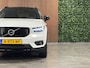 Volvo XC40 T5 Recharge R-Design Trekhaak | Harman Kardon | Adaptieve Cruise Control | Stoelverwarming voor+achter | Stuurwielverwarming | Parkeercamera | Full LED Meesturende koplampen | Pilot Assist | BLIS Dode Hoek Detectie | Leder/Alcantara R-Design stoelen met wit stiksel en bies | Zitting verlenging voorstoelen | 19 Inch | Keyless Drive | Parkeersensoren voor+achter | Privacy Glass | Elektrisch bedienbare achterklep | Breedstralers in voorbumper | Climate Control L+R | DAB Radio | Apple Carplay/Android Auto | Draadloos telefoon opladen | Crystal White Metallic |