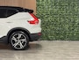 Volvo XC40 T5 Recharge R-Design Trekhaak | Harman Kardon | Adaptieve Cruise Control | Stoelverwarming voor+achter | Stuurwielverwarming | Parkeercamera | Full LED Meesturende koplampen | Pilot Assist | BLIS Dode Hoek Detectie | Leder/Alcantara R-Design stoelen met wit stiksel en bies | Zitting verlenging voorstoelen | 19 Inch | Keyless Drive | Parkeersensoren voor+achter | Privacy Glass | Elektrisch bedienbare achterklep | Breedstralers in voorbumper | Climate Control L+R | DAB Radio | Apple Carplay/Android Auto | Draadloos telefoon opladen | Crystal White Metallic |