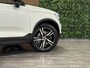 Volvo XC40 T5 Recharge R-Design Trekhaak | Harman Kardon | Adaptieve Cruise Control | Stoelverwarming voor+achter | Stuurwielverwarming | Parkeercamera | Full LED Meesturende koplampen | Pilot Assist | BLIS Dode Hoek Detectie | Leder/Alcantara R-Design stoelen met wit stiksel en bies | Zitting verlenging voorstoelen | 19 Inch | Keyless Drive | Parkeersensoren voor+achter | Privacy Glass | Elektrisch bedienbare achterklep | Breedstralers in voorbumper | Climate Control L+R | DAB Radio | Apple Carplay/Android Auto | Draadloos telefoon opladen | Crystal White Metallic |