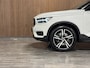 Volvo XC40 T5 Recharge R-Design Trekhaak | Harman Kardon | Adaptieve Cruise Control | Stoelverwarming voor+achter | Stuurwielverwarming | Parkeercamera | Full LED Meesturende koplampen | Pilot Assist | BLIS Dode Hoek Detectie | Leder/Alcantara R-Design stoelen met wit stiksel en bies | Zitting verlenging voorstoelen | 19 Inch | Keyless Drive | Parkeersensoren voor+achter | Privacy Glass | Elektrisch bedienbare achterklep | Breedstralers in voorbumper | Climate Control L+R | DAB Radio | Apple Carplay/Android Auto | Draadloos telefoon opladen | Crystal White Metallic |