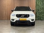 Volvo XC40 T5 Recharge R-Design Trekhaak | Harman Kardon | Adaptieve Cruise Control | Stoelverwarming voor+achter | Stuurwielverwarming | Parkeercamera | Full LED Meesturende koplampen | Pilot Assist | BLIS Dode Hoek Detectie | Leder/Alcantara R-Design stoelen met wit stiksel en bies | Zitting verlenging voorstoelen | 19 Inch | Keyless Drive | Parkeersensoren voor+achter | Privacy Glass | Elektrisch bedienbare achterklep | Breedstralers in voorbumper | Climate Control L+R | DAB Radio | Apple Carplay/Android Auto | Draadloos telefoon opladen | Crystal White Metallic |