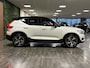 Volvo XC40 T5 Recharge R-Design Trekhaak | Harman Kardon | Adaptieve Cruise Control | Stoelverwarming voor+achter | Stuurwielverwarming | Parkeercamera | Full LED Meesturende koplampen | Pilot Assist | BLIS Dode Hoek Detectie | Leder/Alcantara R-Design stoelen met wit stiksel en bies | Zitting verlenging voorstoelen | 19 Inch | Keyless Drive | Parkeersensoren voor+achter | Privacy Glass | Elektrisch bedienbare achterklep | Breedstralers in voorbumper | Climate Control L+R | DAB Radio | Apple Carplay/Android Auto | Draadloos telefoon opladen | Crystal White Metallic |