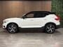 Volvo XC40 T5 Recharge R-Design Trekhaak | Harman Kardon | Adaptieve Cruise Control | Stoelverwarming voor+achter | Stuurwielverwarming | Parkeercamera | Full LED Meesturende koplampen | Pilot Assist | BLIS Dode Hoek Detectie | Leder/Alcantara R-Design stoelen met wit stiksel en bies | Zitting verlenging voorstoelen | 19 Inch | Keyless Drive | Parkeersensoren voor+achter | Privacy Glass | Elektrisch bedienbare achterklep | Breedstralers in voorbumper | Climate Control L+R | DAB Radio | Apple Carplay/Android Auto | Draadloos telefoon opladen | Crystal White Metallic |