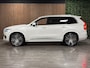Volvo XC90 T8 AWD Recharge Inscription Stoelventilatie | 360° Camera | Harman Kardon | Schuifdak | Adaptieve Cruise Control | 22 Inch | Stankachel met Volvo On Call App | Stoel en Stuurwielverwarming | Full LED Meesturende koplampen | Pilot Assist | BLIS Dode Hoek Detectie | Elektrische voorstoelen geheugen | Nappa Lederen bekleding | Zitting verlenging voorstoelen | Lederen dashboard | Keyless Drive | Parkeersensoren voor+achter | Privacy Glass | Elektrisch bedienbare achterklep | Geïntegreerde zongordijnen achterportieren | Verlichte instaplijsten | 7-Persoons | 4-Zone Climate Control | DAB Radio | Apple Carplay/Android Auto | Crystal White Metallic |