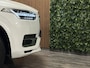 Volvo XC90 T8 AWD Recharge Inscription Stoelventilatie | 360° Camera | Harman Kardon | Schuifdak | Adaptieve Cruise Control | 22 Inch | Stankachel met Volvo On Call App | Stoel en Stuurwielverwarming | Full LED Meesturende koplampen | Pilot Assist | BLIS Dode Hoek Detectie | Elektrische voorstoelen geheugen | Nappa Lederen bekleding | Zitting verlenging voorstoelen | Lederen dashboard | Keyless Drive | Parkeersensoren voor+achter | Privacy Glass | Elektrisch bedienbare achterklep | Geïntegreerde zongordijnen achterportieren | Verlichte instaplijsten | 7-Persoons | 4-Zone Climate Control | DAB Radio | Apple Carplay/Android Auto | Crystal White Metallic |