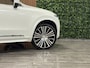 Volvo XC90 T8 AWD Recharge Inscription Stoelventilatie | 360° Camera | Harman Kardon | Schuifdak | Adaptieve Cruise Control | 22 Inch | Stankachel met Volvo On Call App | Stoel en Stuurwielverwarming | Full LED Meesturende koplampen | Pilot Assist | BLIS Dode Hoek Detectie | Elektrische voorstoelen geheugen | Nappa Lederen bekleding | Zitting verlenging voorstoelen | Lederen dashboard | Keyless Drive | Parkeersensoren voor+achter | Privacy Glass | Elektrisch bedienbare achterklep | Geïntegreerde zongordijnen achterportieren | Verlichte instaplijsten | 7-Persoons | 4-Zone Climate Control | DAB Radio | Apple Carplay/Android Auto | Crystal White Metallic |
