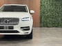 Volvo XC90 T8 AWD Recharge Inscription Stoelventilatie | 360° Camera | Harman Kardon | Schuifdak | Adaptieve Cruise Control | 22 Inch | Stankachel met Volvo On Call App | Stoel en Stuurwielverwarming | Full LED Meesturende koplampen | Pilot Assist | BLIS Dode Hoek Detectie | Elektrische voorstoelen geheugen | Nappa Lederen bekleding | Zitting verlenging voorstoelen | Lederen dashboard | Keyless Drive | Parkeersensoren voor+achter | Privacy Glass | Elektrisch bedienbare achterklep | Geïntegreerde zongordijnen achterportieren | Verlichte instaplijsten | 7-Persoons | 4-Zone Climate Control | DAB Radio | Apple Carplay/Android Auto | Crystal White Metallic |