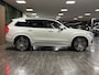 Volvo XC90 T8 AWD Recharge Inscription Stoelventilatie | 360° Camera | Harman Kardon | Schuifdak | Adaptieve Cruise Control | 22 Inch | Stankachel met Volvo On Call App | Stoel en Stuurwielverwarming | Full LED Meesturende koplampen | Pilot Assist | BLIS Dode Hoek Detectie | Elektrische voorstoelen geheugen | Nappa Lederen bekleding | Zitting verlenging voorstoelen | Lederen dashboard | Keyless Drive | Parkeersensoren voor+achter | Privacy Glass | Elektrisch bedienbare achterklep | Geïntegreerde zongordijnen achterportieren | Verlichte instaplijsten | 7-Persoons | 4-Zone Climate Control | DAB Radio | Apple Carplay/Android Auto | Crystal White Metallic |