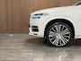 Volvo XC90 T8 AWD Recharge Inscription Stoelventilatie | 360° Camera | Harman Kardon | Schuifdak | Adaptieve Cruise Control | 22 Inch | Stankachel met Volvo On Call App | Stoel en Stuurwielverwarming | Full LED Meesturende koplampen | Pilot Assist | BLIS Dode Hoek Detectie | Elektrische voorstoelen geheugen | Nappa Lederen bekleding | Zitting verlenging voorstoelen | Lederen dashboard | Keyless Drive | Parkeersensoren voor+achter | Privacy Glass | Elektrisch bedienbare achterklep | Geïntegreerde zongordijnen achterportieren | Verlichte instaplijsten | 7-Persoons | 4-Zone Climate Control | DAB Radio | Apple Carplay/Android Auto | Crystal White Metallic |