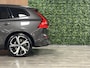 Volvo XC60 T8 AWD Recharge Ultra Dark Luchtvering | Trekhaak | 360° Camera | 455pk | Head-Up Display | Harman Kardon | Adaptieve Cruise Control | Stoelverwarming voor+achter | Stuurwielverwarming | Schuifdak | Full LED Meesturende koplampen | Pilot Assist | BLIS Dode Hoek Detectie | Elektrische voorstoelen geheugen | Lederen bekleding | Zitting verlenging voorstoelen | Lederen dashboard | 21 Inch | Google Infotainment | Keyless Drive | Parkeersensoren voor+achter | Privacy Glass | Elektrisch bedienbare achterklep | DAB Radio | Apple Carplay/Android Auto | Alarm Klasse III | Draadloos telefoon opladen | Volvo On Call met mobiele App functie | Platinum Grey Metallic |