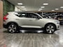 Volvo XC40 Recharge Plus 70 kWh | 98% SoH | All Season Banden | Adaptieve Cruise Control | Stoel en Stuurwielverwarming | Parkeercamera | Pilot Assist | BLIS Dode Hoek Detectie | 19 Inch | Zitting verlenging voorstoelen | Warmtepomp | Keyless Drive | Parkeersensoren voor+achter | Elektrisch bedienbare achterklep | DAB Radio | Apple Carplay/Android Auto | Alarm Klasse III | Draadloos telefoon opladen | Volvo On Call met mobiele App functie | Silver Dawn Metallic |