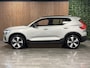 Volvo XC40 Recharge Plus 70 kWh | 98% SoH | All Season Banden | Adaptieve Cruise Control | Stoel en Stuurwielverwarming | Parkeercamera | Pilot Assist | BLIS Dode Hoek Detectie | 19 Inch | Zitting verlenging voorstoelen | Warmtepomp | Keyless Drive | Parkeersensoren voor+achter | Elektrisch bedienbare achterklep | DAB Radio | Apple Carplay/Android Auto | Alarm Klasse III | Draadloos telefoon opladen | Volvo On Call met mobiele App functie | Silver Dawn Metallic |
