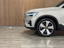 Volvo XC40 Recharge Plus 70 kWh All Season Banden | Adaptieve Cruise Control | Stoel en Stuurwielverwarming | Parkeercamera | Pilot Assist | BLIS Dode Hoek Detectie | 19 Inch | Zitting verlenging voorstoelen | Warmtepomp | Keyless Drive | Parkeersensoren voor+achter | Elektrisch bedienbare achterklep | DAB Radio | Apple Carplay/Android Auto | Alarm Klasse III | Draadloos telefoon opladen | Volvo On Call met mobiele App functie | Silver Dawn Metallic |