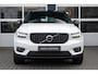 Volvo XC40 1.5 T5 Twin Engine R-Design | Glazen Schuifdak | Elektrische Stoelen met Geheugen | Harman/Kardon Audio | Stoel & Stuurverwarming | Keyless Entry | Bocht verlichting | Koplamp Reiniging |