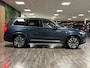 Volvo XC90 T8 AWD Recharge Plus Bright Long Range Trekhaak | 360 Camera | All Season banden | Harman Kardon | 455pk | Adaptieve Cruise Control | Standkachel met Volvo On Call App | Stoelverwarming voor+achter | Stuurwielverwarming | Schuifdak | Full LED Meesturende koplampen | Pilot Assist | BLIS Dode Hoek Detectie | Elektrische voorstoelen geheugen | Lederen bekleding | Zitting verlenging voorstoelen | Lederen dashboard | 20 Inch | Google Infotainment | Keyless Drive | Parkeersensoren voor+achter | Privacy Glass | Elektrisch bedienbare achterklep | Geïntegreerde zongordijnen achterportieren | Geïntegreerd kinderzitje achterin | Verlichte instaplijsten | 7-Persoons | 4-Zone Climate Control | DAB Radio | Alarm Klasse III | Draadloos telefoon opladen | Denim Blue Metallic |