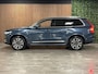 Volvo XC90 T8 AWD Recharge Plus Bright Long Range Trekhaak | 360 Camera | All Season banden | Harman Kardon | 455pk | Adaptieve Cruise Control | Standkachel met Volvo On Call App | Stoelverwarming voor+achter | Stuurwielverwarming | Schuifdak | Full LED Meesturende koplampen | Pilot Assist | BLIS Dode Hoek Detectie | Elektrische voorstoelen geheugen | Lederen bekleding | Zitting verlenging voorstoelen | Lederen dashboard | 20 Inch | Google Infotainment | Keyless Drive | Parkeersensoren voor+achter | Privacy Glass | Elektrisch bedienbare achterklep | Geïntegreerde zongordijnen achterportieren | Geïntegreerd kinderzitje achterin | Verlichte instaplijsten | 7-Persoons | 4-Zone Climate Control | DAB Radio | Alarm Klasse III | Draadloos telefoon opladen | Denim Blue Metallic |
