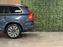 Volvo XC90 T8 AWD Recharge Plus Bright Long Range Trekhaak | 360 Camera | All Season banden | Harman Kardon | 455pk | Adaptieve Cruise Control | Standkachel met Volvo On Call App | Stoelverwarming voor+achter | Stuurwielverwarming | Schuifdak | Full LED Meesturende koplampen | Pilot Assist | BLIS Dode Hoek Detectie | Elektrische voorstoelen geheugen | Lederen bekleding | Zitting verlenging voorstoelen | Lederen dashboard | 20 Inch | Google Infotainment | Keyless Drive | Parkeersensoren voor+achter | Privacy Glass | Elektrisch bedienbare achterklep | Geïntegreerde zongordijnen achterportieren | Geïntegreerd kinderzitje achterin | Verlichte instaplijsten | 7-Persoons | 4-Zone Climate Control | DAB Radio | Alarm Klasse III | Draadloos telefoon opladen | Denim Blue Metallic |