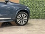 Volvo XC90 T8 AWD Recharge Plus Bright Long Range Trekhaak | 360 Camera | All Season banden | Harman Kardon | 455pk | Adaptieve Cruise Control | Standkachel met Volvo On Call App | Stoelverwarming voor+achter | Stuurwielverwarming | Schuifdak | Full LED Meesturende koplampen | Pilot Assist | BLIS Dode Hoek Detectie | Elektrische voorstoelen geheugen | Lederen bekleding | Zitting verlenging voorstoelen | Lederen dashboard | 20 Inch | Google Infotainment | Keyless Drive | Parkeersensoren voor+achter | Privacy Glass | Elektrisch bedienbare achterklep | Geïntegreerde zongordijnen achterportieren | Geïntegreerd kinderzitje achterin | Verlichte instaplijsten | 7-Persoons | 4-Zone Climate Control | DAB Radio | Alarm Klasse III | Draadloos telefoon opladen | Denim Blue Metallic |