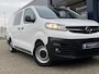 Opel Vivaro 1.5 CDTI L3H1 DC Selection / 6-Persoons / Cruise-Control / Trekhaak / Zijschuifdeur-Rechts / Houten-Vloer / Zijwandbekleding / Apple-Carplay & Android-Auto / Navi / Radio-Bluetooth / Airco / 16'' All-Seasons / ENZ.