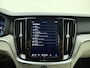 Volvo V60 B4 Automaat Plus Dark / Standkachel / Stoel/- stuurverwarming / Keyles entry / Trekhaak / Camera /