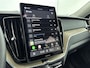 Volvo XC60 NEW MODEL T6 Plug-in hybrid AWD Ultra Dark | Luchtvering | Trehaak | Panoramadak | 20 inch LM | PDC V+A en Camera | Blis | HUD | Harman en Kardon |