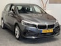 BMW 2-Serie Active Tourer 225XE iPERFORMANCE 136 PK PLUG IN HYBRID NAVIGATIE CRUISE CONTROL ACHTERUITRIJCAMERA STOELVERWARMING BLUETOOTH TELEFOON PARKEERSENSOREN VOOR & ACHTER ZEER MOOI ! 3010 DEK