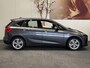 BMW 2-Serie Active Tourer 225XE iPERFORMANCE 136 PK PLUG IN HYBRID NAVIGATIE CRUISE CONTROL ACHTERUITRIJCAMERA STOELVERWARMING BLUETOOTH TELEFOON PARKEERSENSOREN VOOR & ACHTER ZEER MOOI ! 3010 DEK