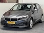 BMW 2-Serie Active Tourer 225XE iPERFORMANCE 136 PK PLUG IN HYBRID NAVIGATIE CRUISE CONTROL ACHTERUITRIJCAMERA STOELVERWARMING BLUETOOTH TELEFOON PARKEERSENSOREN VOOR & ACHTER ZEER MOOI ! 3010 DEK