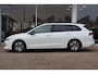 Volkswagen Golf Variant 1.5 eTSI Life Edition | Wegklapbare trekhaak | Navigatie | 360 graden | PDC