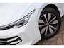 Volkswagen Golf Variant 1.5 eTSI Life Edition | Wegklapbare trekhaak | Navigatie | 360 graden | PDC