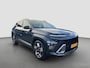 Hyundai Kona 1.6 GDI 141pk HEV Premium Sky | Premium audio | 360 camera | Schuif-kanteldak | Bestuurdersstoel met geheugen | Adaptive cruise control | Dodehoek detectie | Full LED koplampen | Stoelverwarming | Stoelventilatie | Stuurverwarming