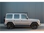 Mercedes-Benz G-klasse 500 AMG | ACC | 360 Cam | Burmester 4D | Massage & Ventilatie | Carbon | Lane & Side Assist | Trekhaak 3500kg | Dynamic Select | Garagedeuropener | Treeplanken | Sfeerverlichting | Dealer Onderhouden | Nightpakket | Mojavezilver Metallic | Stoel & Bankverwarming | V8 422PK | Alarm.