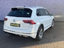Volkswagen Tiguan 1.5 TSI ACT Highline Business R-line | Elektrisch bedienbare bestuurdersstoel | 360 graden camera | Parkeersensoren voor + achter | Panorama dak | Elektrisch schuif/kantel dak | Elektrisch bedienbare trekhaak | 19 Inch lichtmetalen velgen | Elektrisch bedienbare achterklep | Lederen bekleding | DSG Automaat |