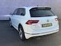 Volkswagen Tiguan 1.5 TSI ACT Highline Business R-line | Elektrisch bedienbare bestuurdersstoel | 360 graden camera | Parkeersensoren voor + achter | Panorama dak | Elektrisch schuif/kantel dak | Elektrisch bedienbare trekhaak | 19 Inch lichtmetalen velgen | Elektrisch bedienbare achterklep | Lederen bekleding | DSG Automaat |