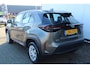 Toyota Yaris Cross 1.5 Hybrid All season banden l Adaptief cruise control l Navi l Apple/Android carplay l Armsteun l Elektrisch inklapbare buitenspiegels l Climate control l Achteruitrijcamera