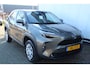 Toyota Yaris Cross 1.5 Hybrid All season banden l Adaptief cruise control l Navi l Apple/Android carplay l Armsteun l Elektrisch inklapbare buitenspiegels l Climate control l Achteruitrijcamera