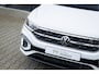 Volkswagen T-Roc 1.5 TSI DSG 150PK | R-Line | Trekhaak | Stoelmassage | Adaptieve Cruise Control | Navigatie incl. CarPlay | Stoelverwarming | Achteruitrijcamera | LED Plus verlichting |