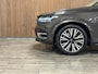Volvo XC90 T8 AWD Recharge Ultimate Bright Long Range Luchtvering | Trekhaak | 360 Camera | Head-Up Display | Harman Kardon | 455pk | Adaptieve Cruise Control | Standkachel met Volvo On Call App | Stoelverwarming voor+achter | Stuurwielverwarming | Schuifdak | Full LED Meesturende koplampen | Pilot Assist | BLIS Dode Hoek Detectie | Alcantara hemelbekleding | Lederen zonnekleppen en handgrepen | Elektrische voorstoelen geheugen | Lederen bekleding | Zitting verlenging voorstoelen | Lederen dashboard | 20 Inch | Google Infotainment | Keyless Drive | Privacy Glass | Elektrisch bedienbare achterklep | Geïntegreerd kinderzitje achterin | Geïntegreerde zongordijnen achterportieren | Verlichte instaplijsten | 7-Persoons | 4-Zone Climate Control | DAB Radio | Apple Carplay/Android Auto | Alarm Klasse III | Draadloos telefoon opladen | Platinum Grey Metallic |